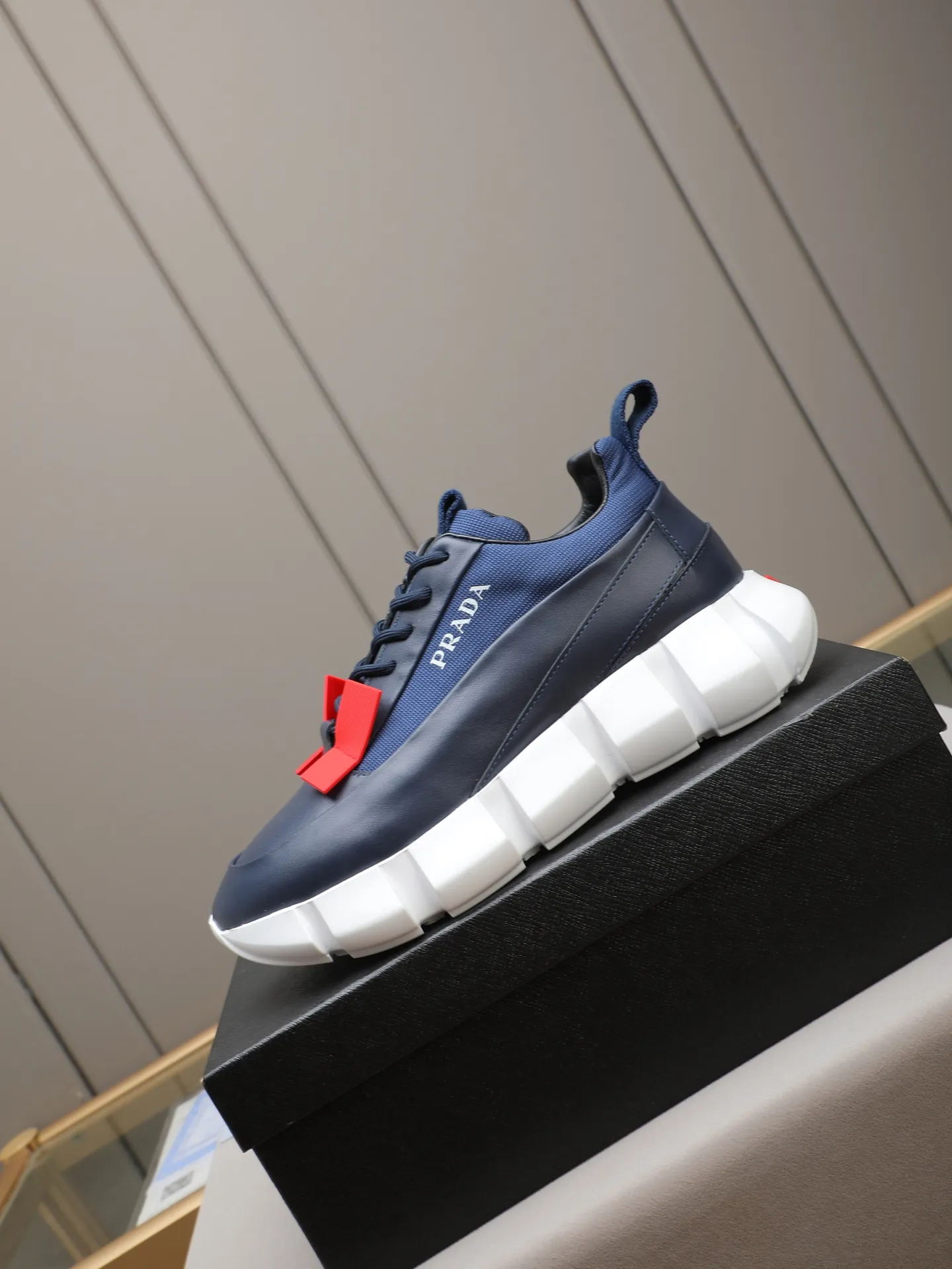 PP500 PRADA/Prada men's lace-up casual sports shoes, the upper is made of imported first-layer calfskin, soft, comfortable and breathable ➕ washed sheepskin lining! The tongue is decorated with the PRADA brand letter logo. The rubber thick sole echoes the red label tongue. The style is fashionable and elegant. The details are carefully crafted. A casual sports shoe with a super western style and excellent breathability!  Size: 38-44 (45 46 customized)